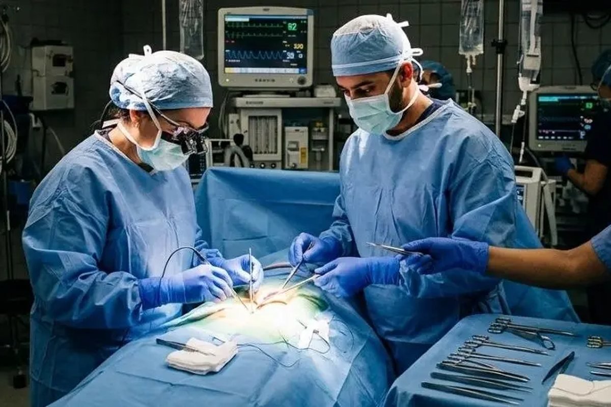 Dr. Usama Saleh performing arthroscopic ACL reconstruction surgery at Medcare MOSH Dubai
